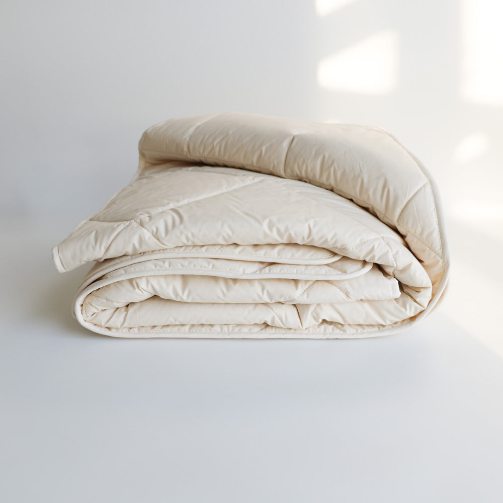 Alpaka-Ganzjahres-Bettdecke mit kbA Batistbezug BIO